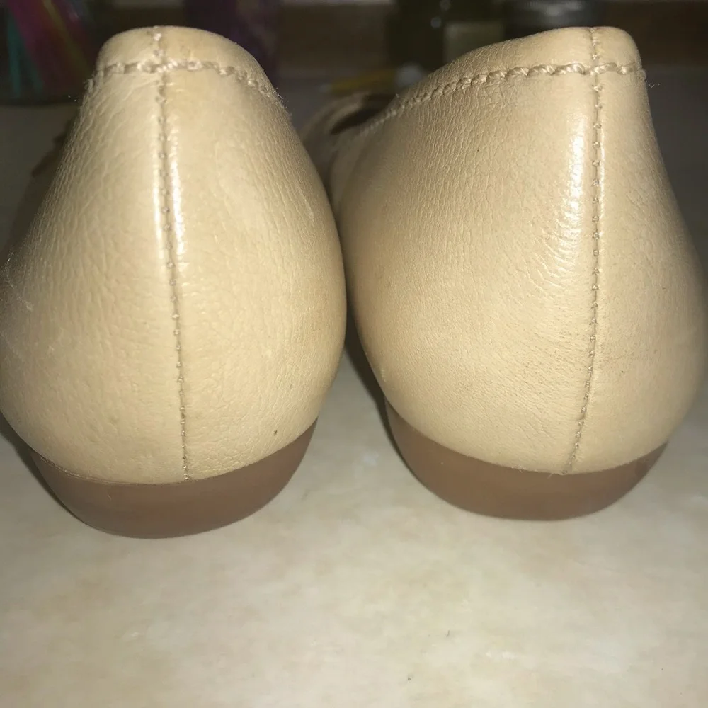 Light tan leather flats Nurture by Lamaze Size 8